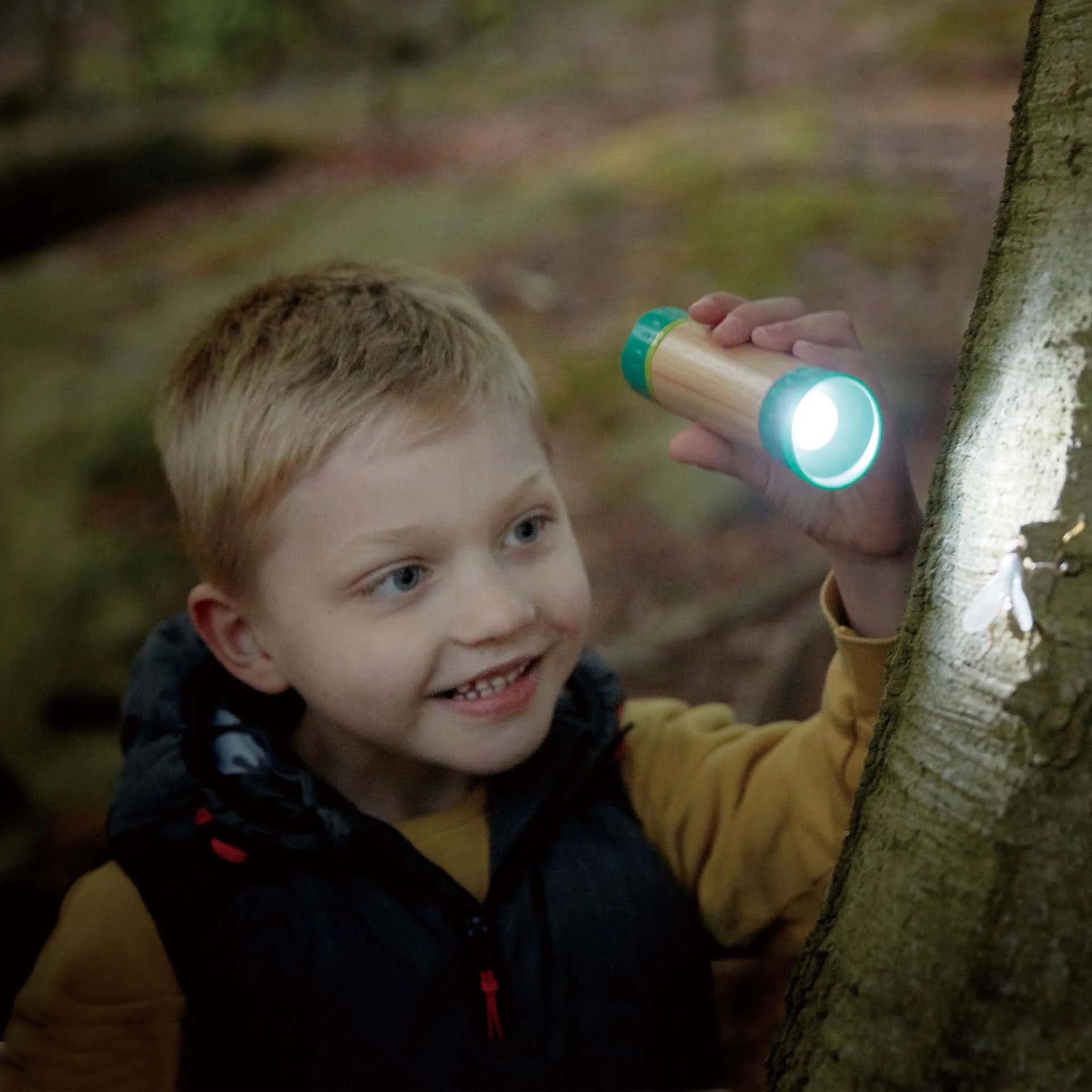 Hand-Powered Flashlight by Hape - Image 3